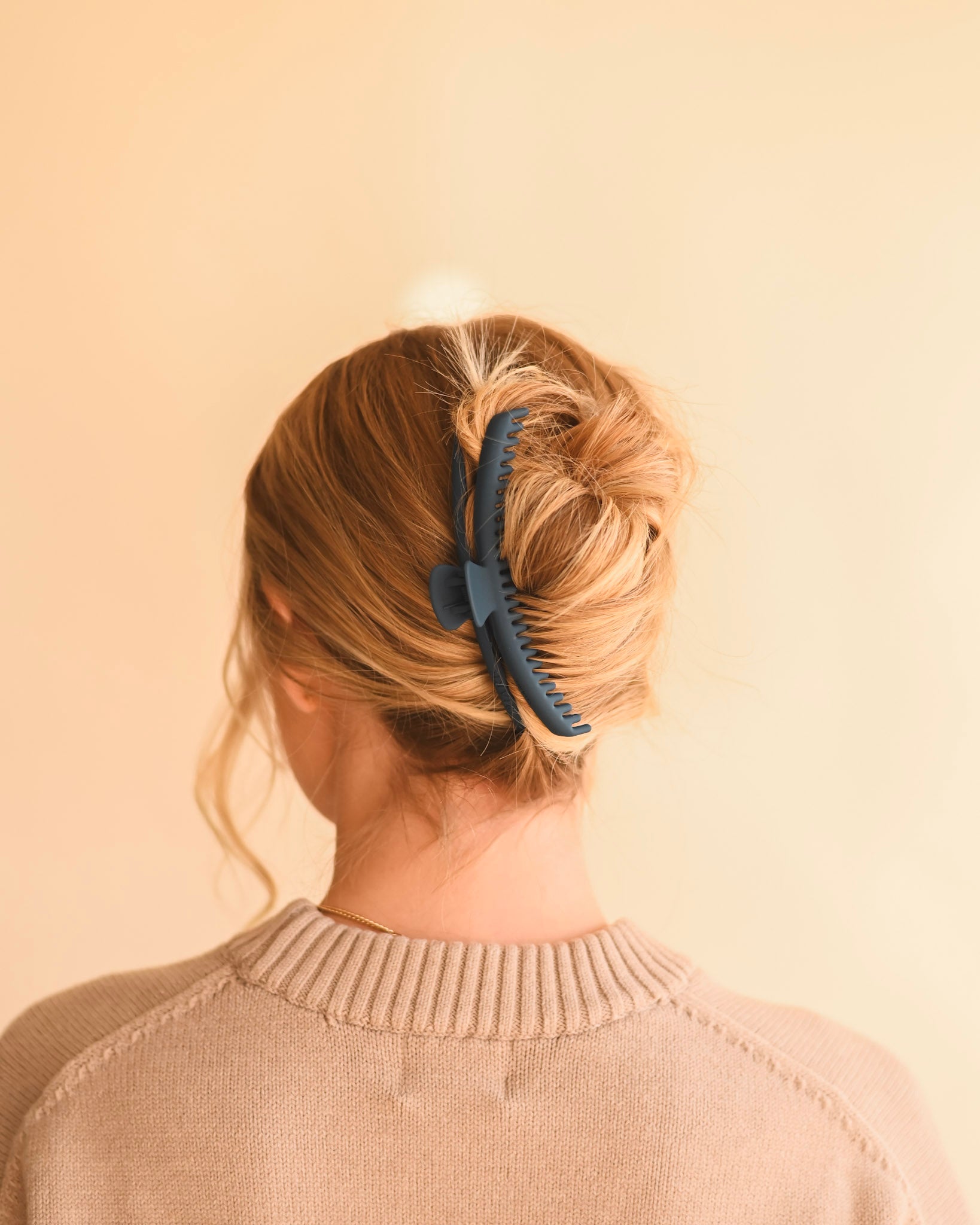 Navy Blue Mega Hold Claw Clip – Share Studio display picture 1