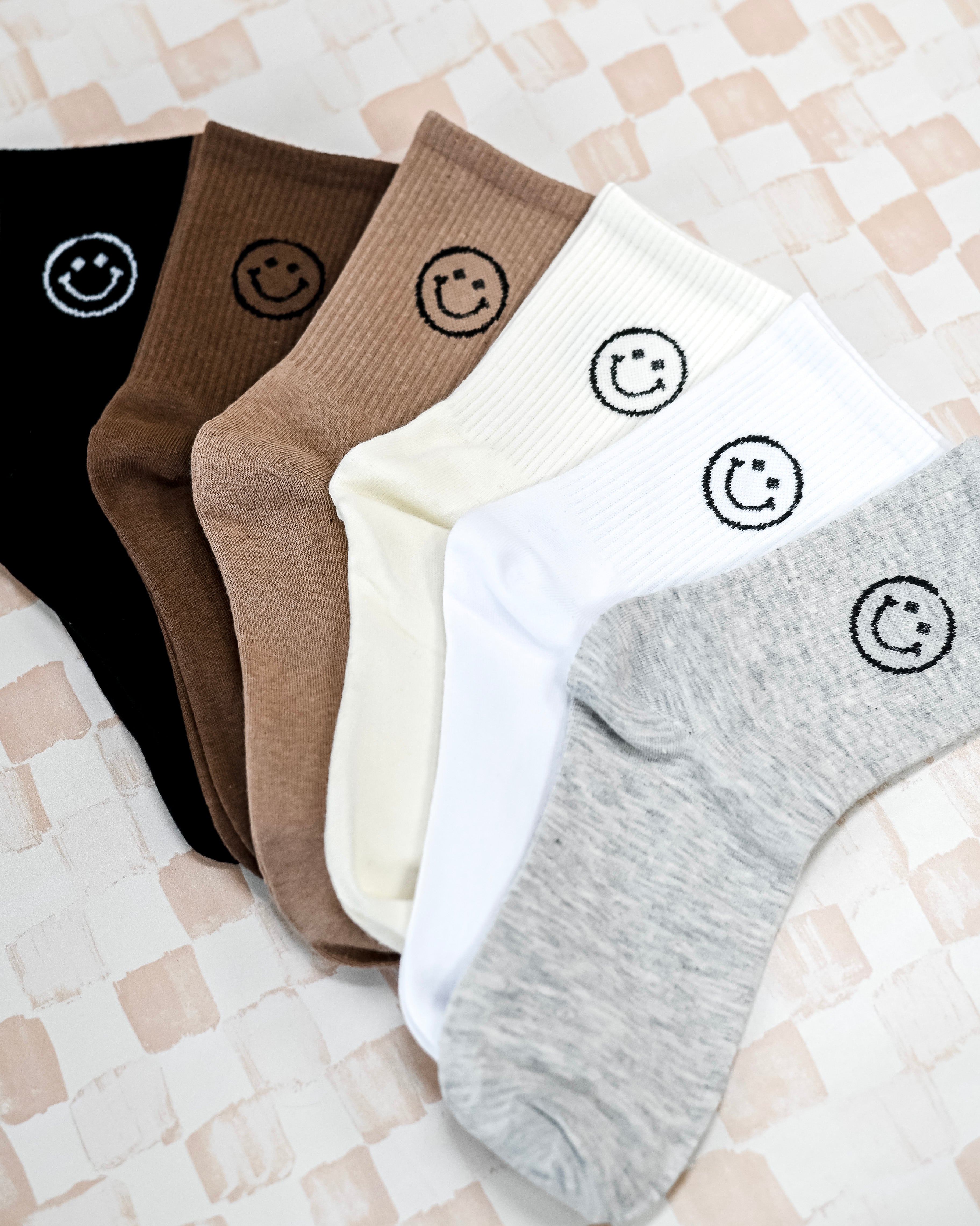 Basics Smiley Crew Socks – Share Studio